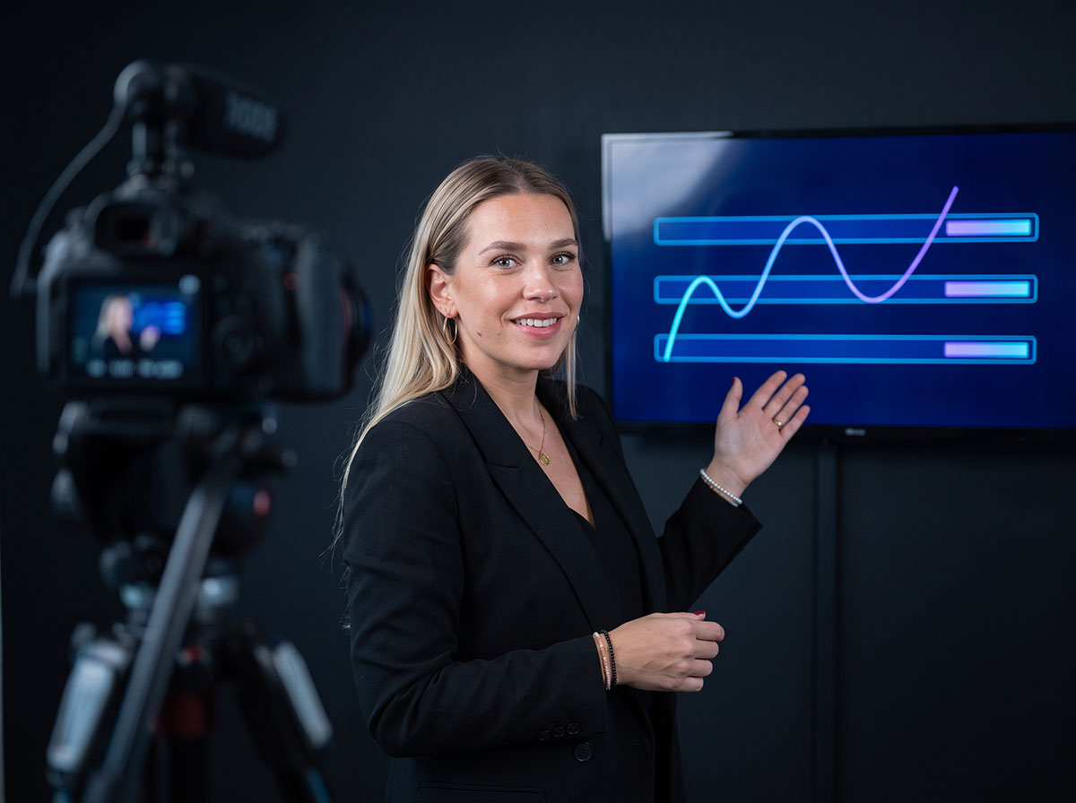 The Forex Complex trainer explaining a crypto trade setup during a free webinar