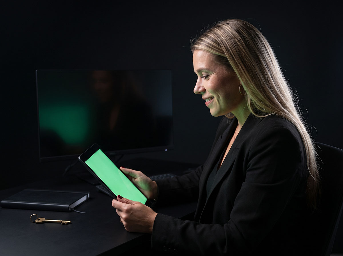 A Forex Complex analyst reading the terms of a prop firm payout policy